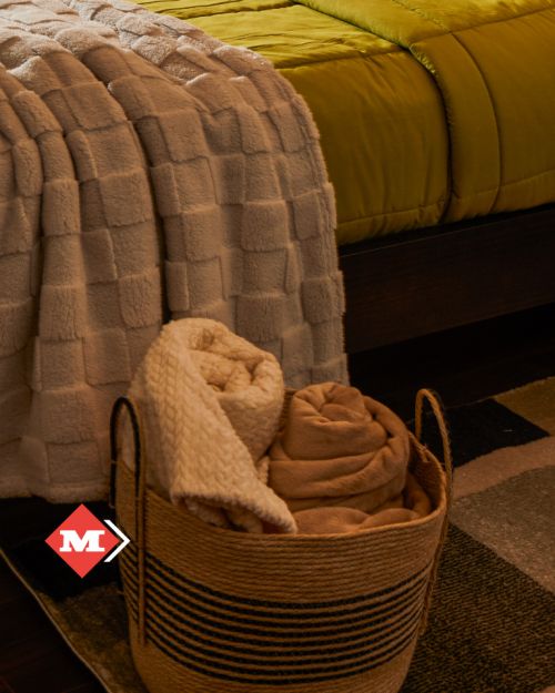 Cesta pequeña con líneas negras