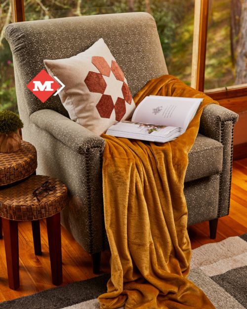 Cojín beige con hexágonos ladrillo y cierre